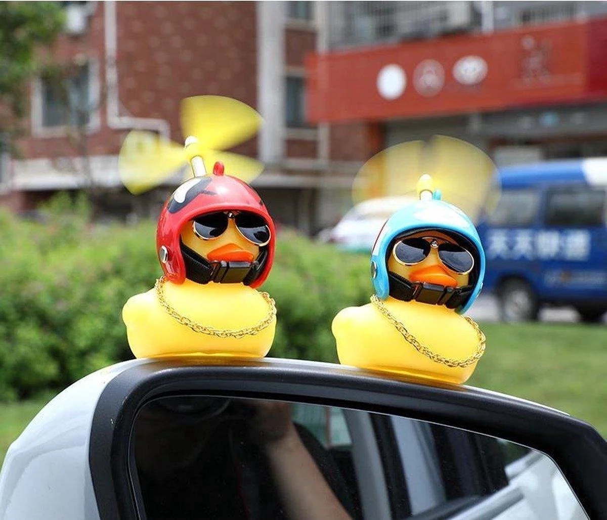 Dayshake Auto Eendje Decoratie - Bad Eend - Auto, Fiets En Motor Decoratie - Met Kleefstrip, Zonnebril, Tandjeshelm, Propellor En Gouden Ketting - Schoencadeautjes Sinterklaas - Afbeelding 3