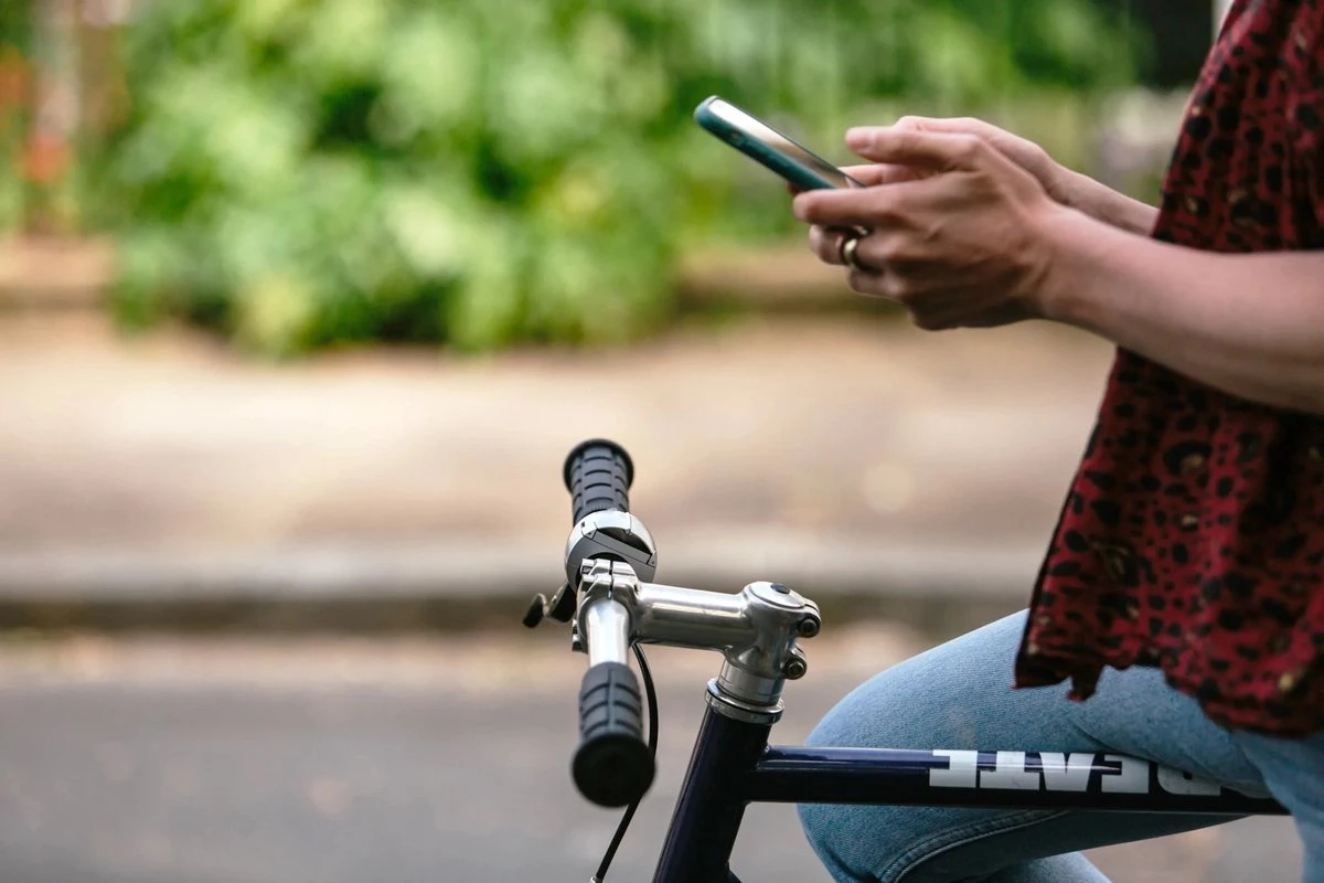 The Loop Mount Twist - Telefoonhouder Fiets - Fietshouder Voor Smartphones - Uniek Minimalistisch Design - Compact - Draaibaar - Zwart - Eenvoudige Montage - Werkt Met Ieder Telefoonhoesje - Voor Stuurmaat 22,2 Mm Tot 31,8 Mm - Afbeelding 2