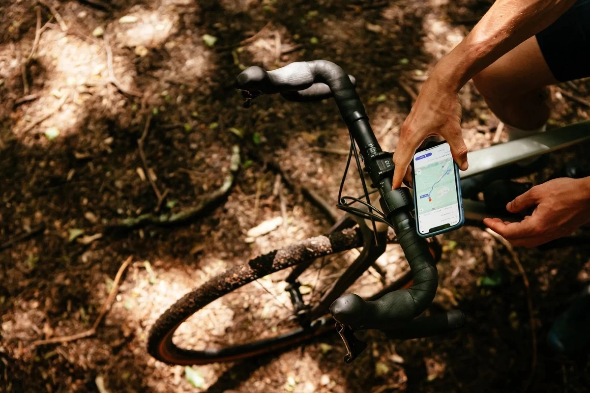 The Loop Mount Twist - Telefoonhouder Fiets - Fietshouder Voor Smartphones - Uniek Minimalistisch Design - Compact - Draaibaar - Zwart - Eenvoudige Montage - Werkt Met Ieder Telefoonhoesje - Voor Stuurmaat 22,2 Mm Tot 31,8 Mm - Afbeelding 3