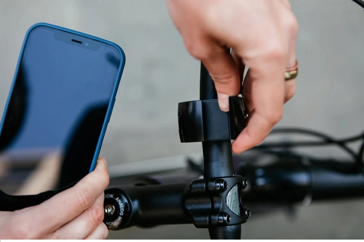 The Loop Mount Twist - Telefoonhouder Fiets - Fietshouder Voor Smartphones - Uniek Minimalistisch Design - Compact - Draaibaar - Zwart - Eenvoudige Montage - Werkt Met Ieder Telefoonhoesje - Voor Stuurmaat 22,2 Mm Tot 31,8 Mm - Afbeelding 6