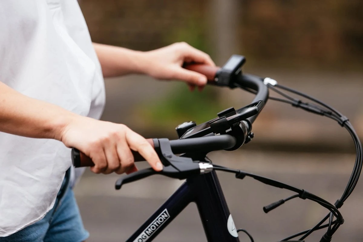 The Loop Mount Twist - Telefoonhouder Fiets - Fietshouder Voor Smartphones - Uniek Minimalistisch Design - Compact - Draaibaar - Zwart - Eenvoudige Montage - Werkt Met Ieder Telefoonhoesje - Voor Stuurmaat 22,2 Mm Tot 31,8 Mm - Afbeelding 8